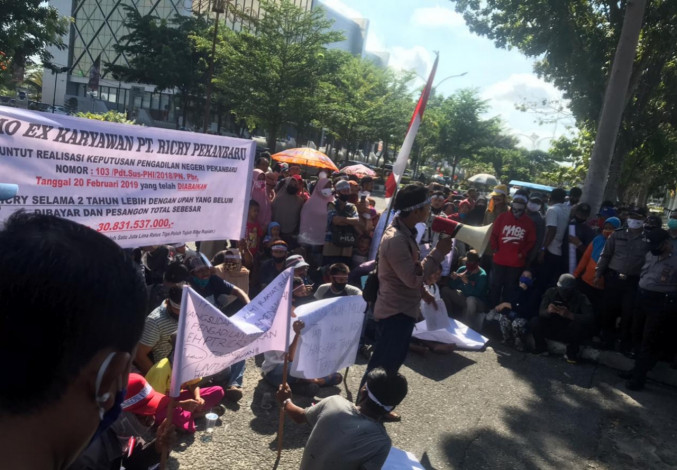  Karyawan PT Ricry Gelar Aksi di Kantor Gubernur Riau, Ini Tuntutannya